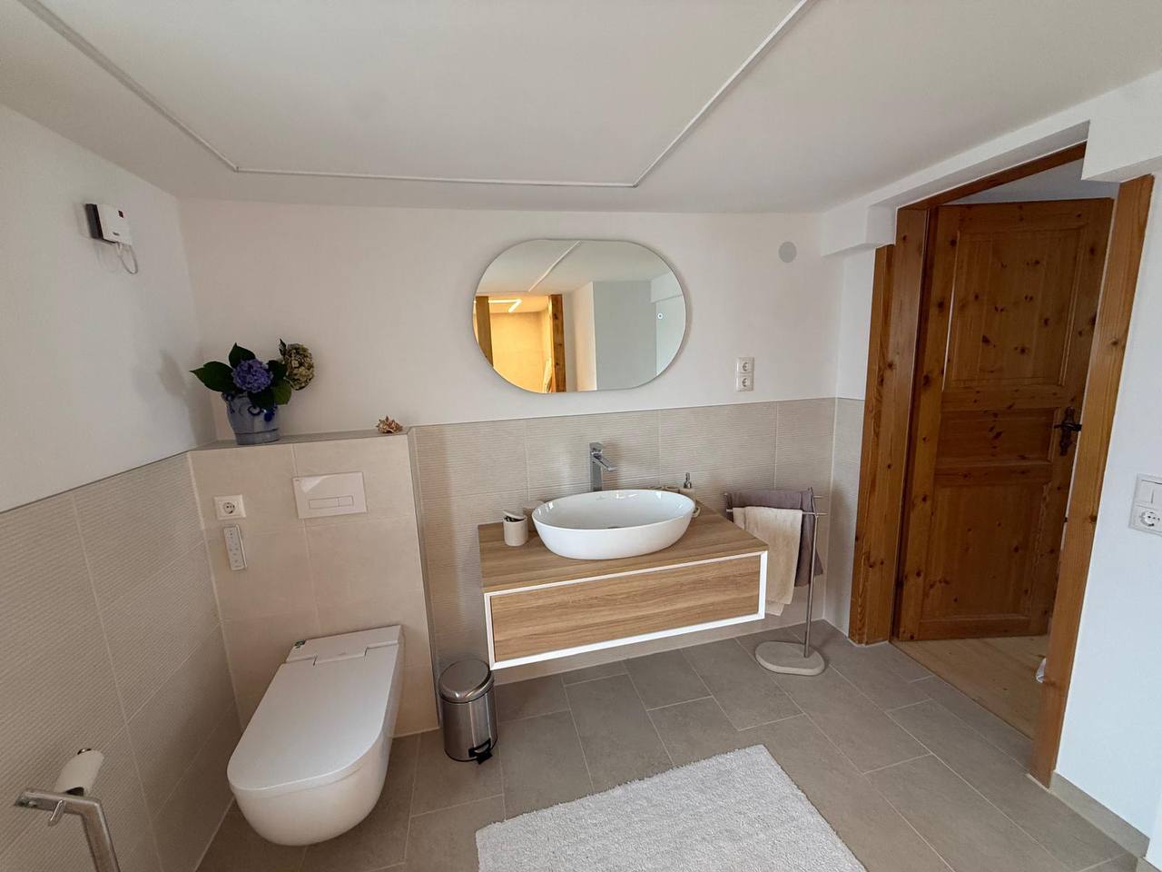Badezimmer Übersicht mit WC und Waschtisch