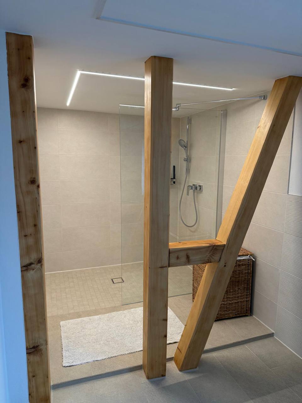 Dusche mit Holzbalken der Dachkonstruktion