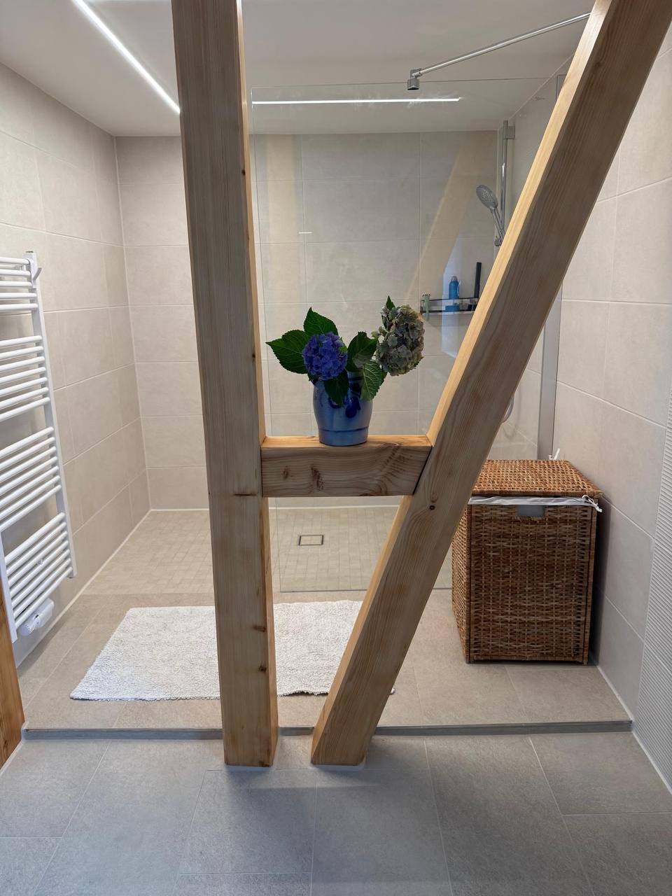 Dusche mit Hortensie