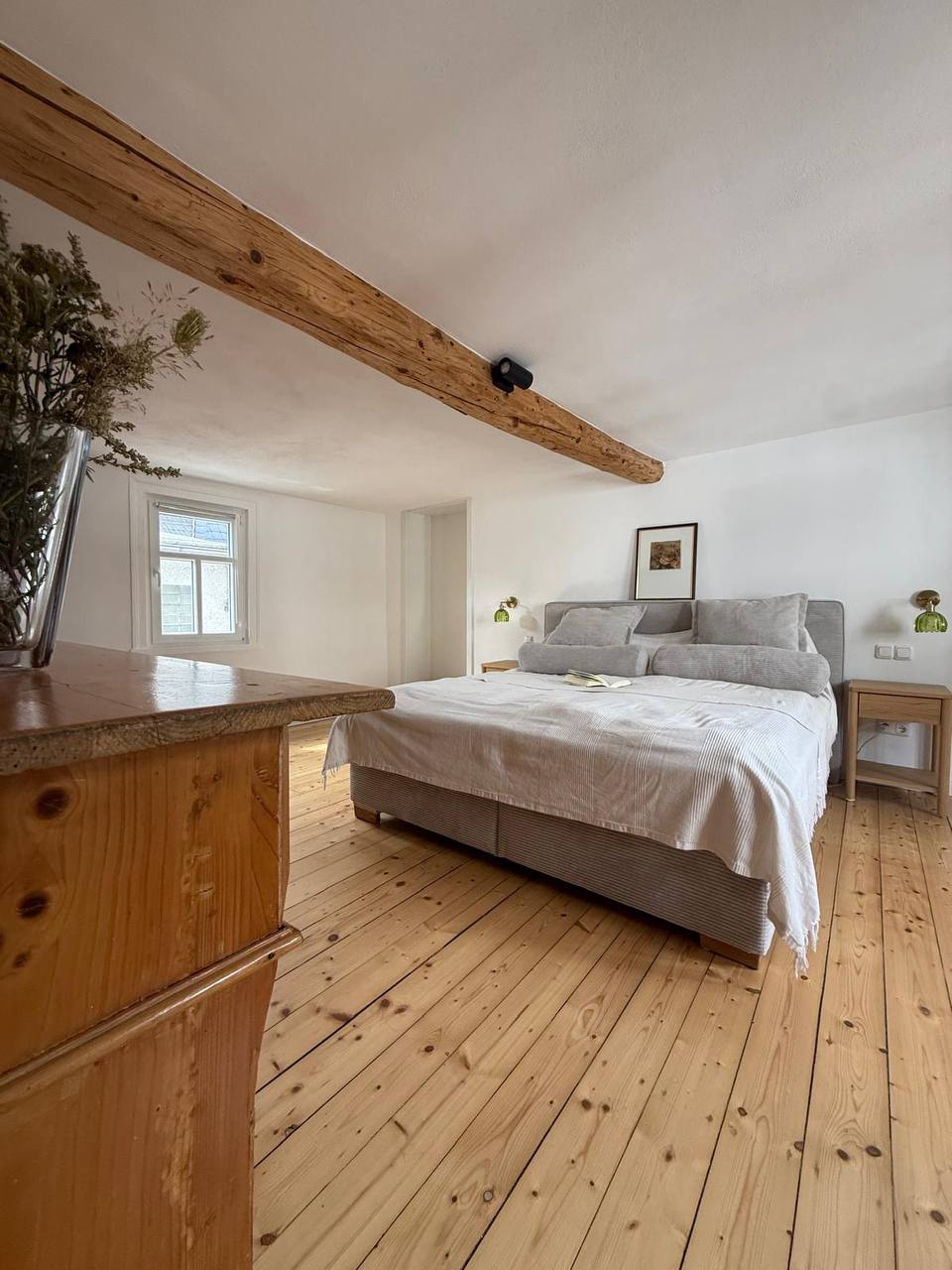 Hauptschlafzimmer mit Holzdielen und Morgenlicht