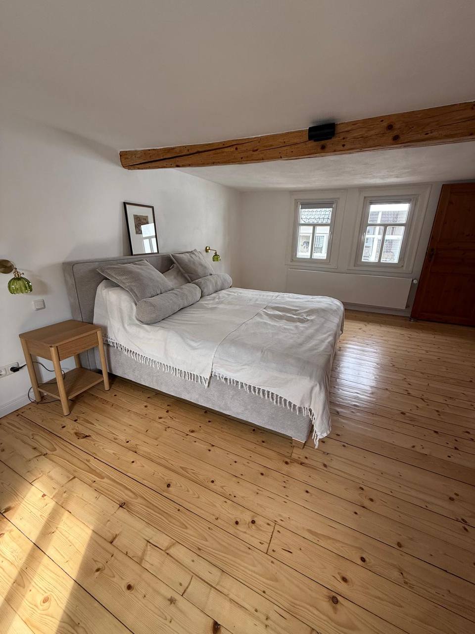 Hauptschlafzimmer Weitwinkel mit Holzdielen