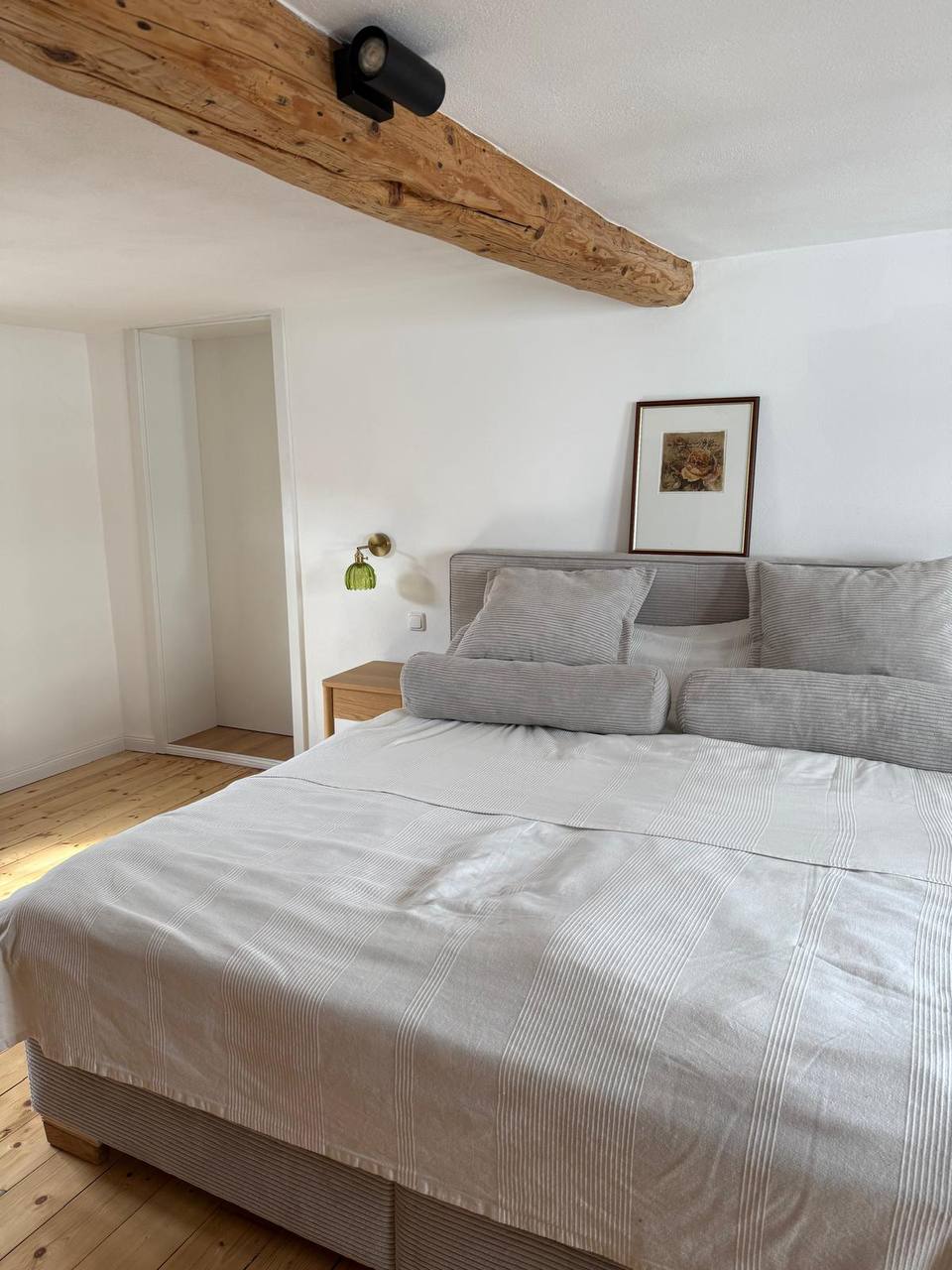 Bett mit Messinglampe und Wanddekoration