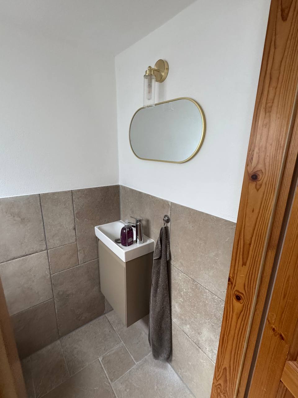 Gäste-WC mit Messinglampe und Natursteinoptik