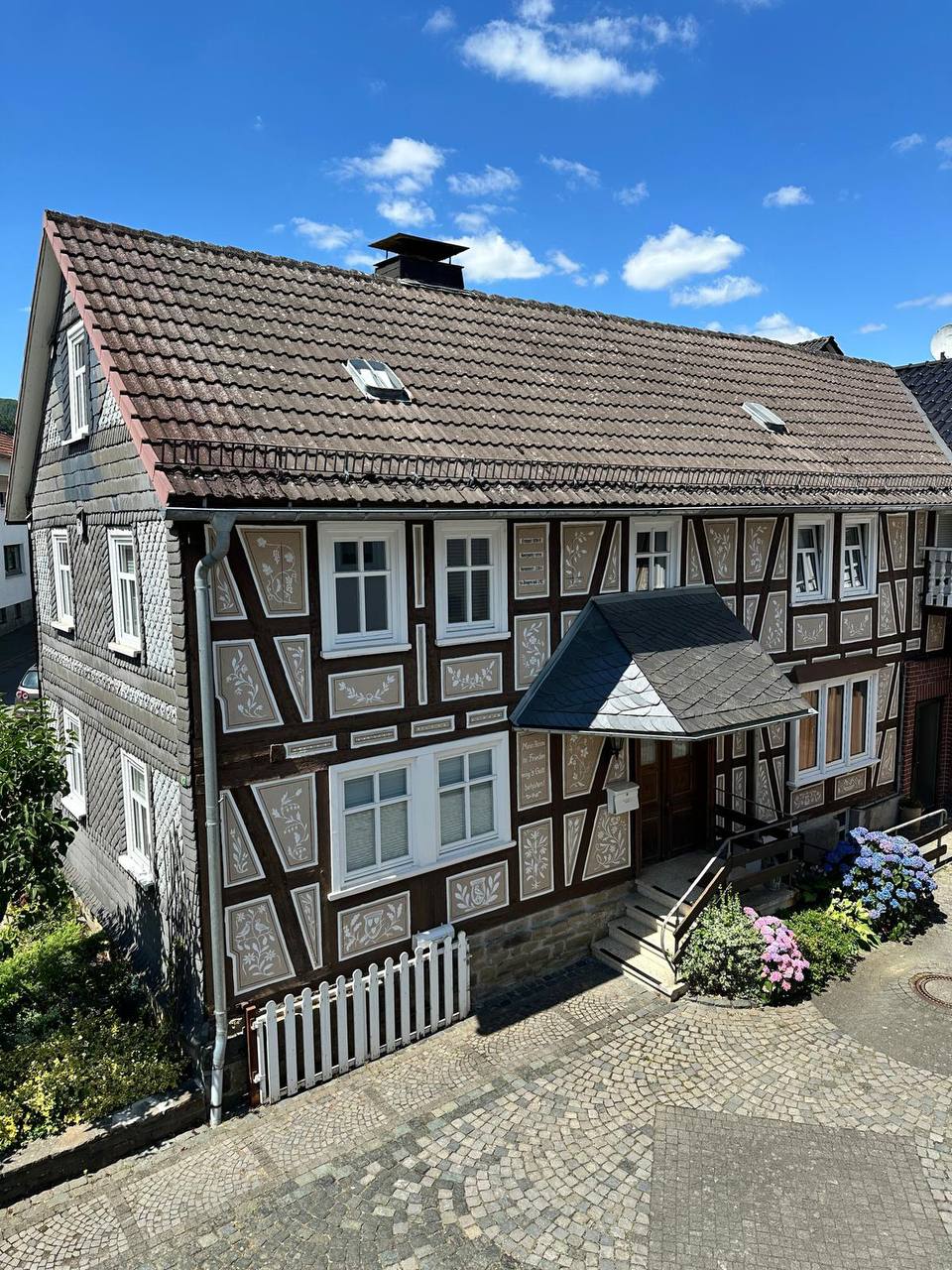 Das kleine Fachwerkhaus – Außenansicht mit Hortensien
