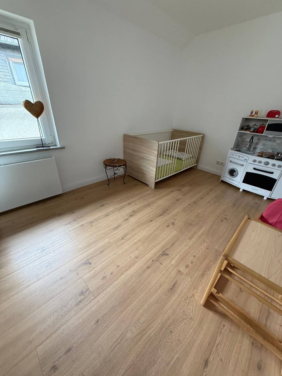 Kinderzimmer mit Kinderbett und Spielbereich