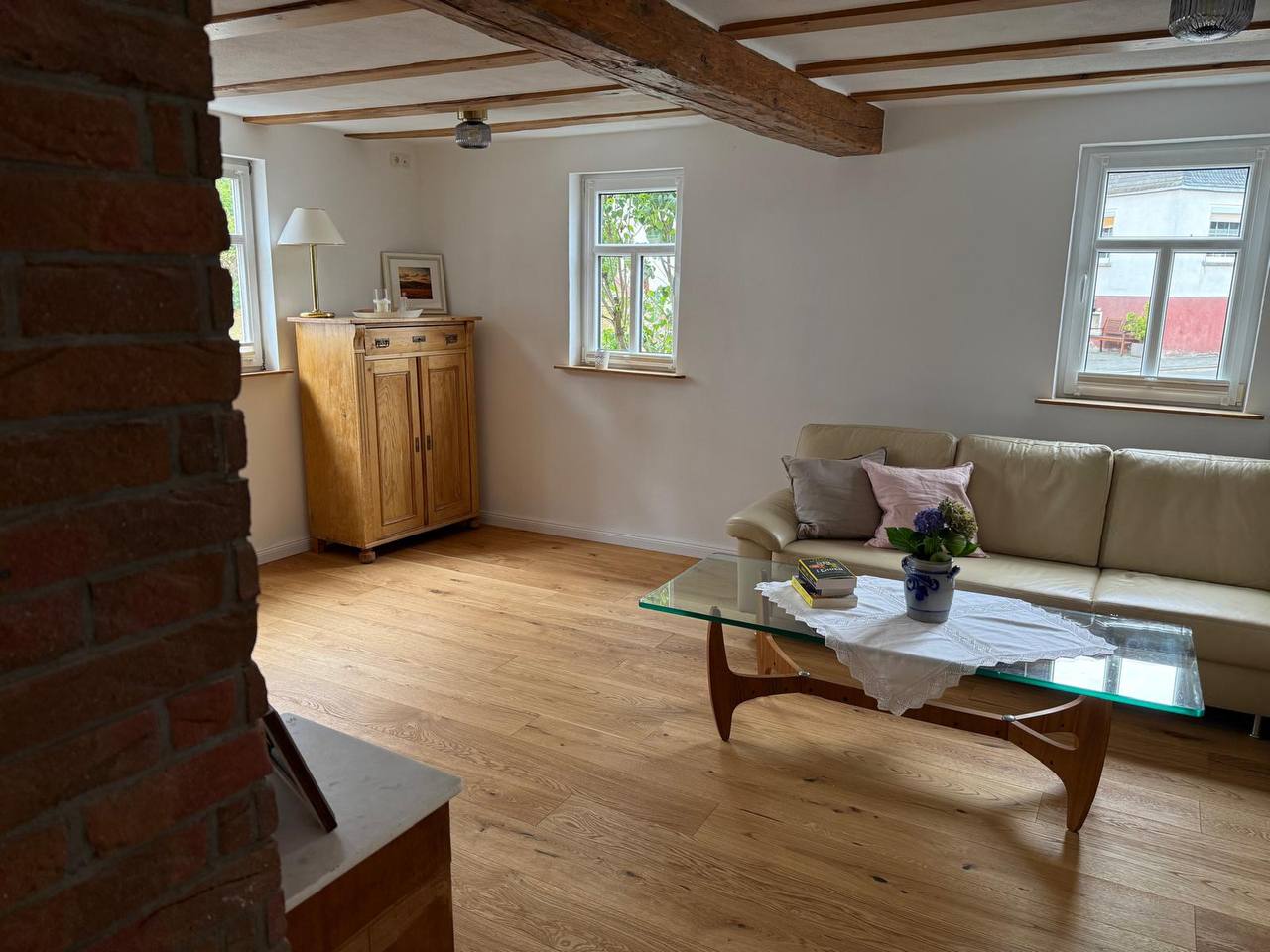 Wohnzimmer mit Kamin und Holzbalken